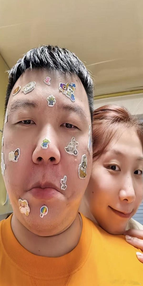 张霄白晒与女友杨艺日常，脸上被贴满贴纸，被网友称幻视成杜海涛得到杨艺回应！德云社