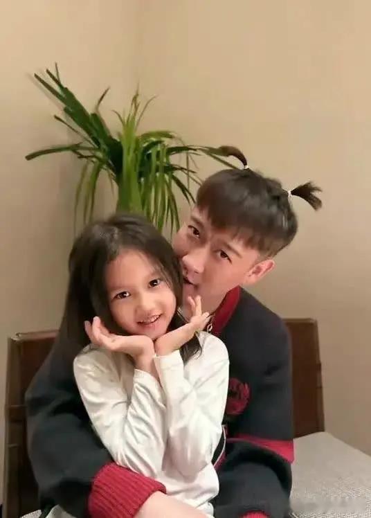 曹云金的女儿真是个颜值爆表的美人，长相可爱迷人，简直就像是中了天生的好基因，她不
