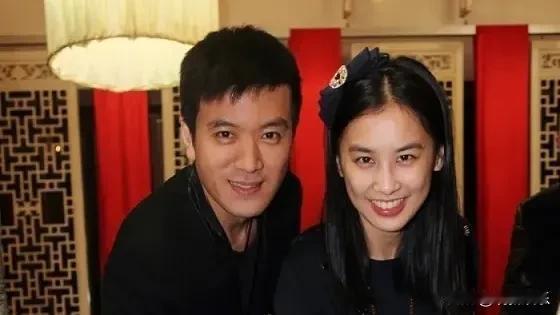 在《再见爱人4》这个节目中，杨子因摄影师为黄圣依辩护而瞬间黑脸的事件确实引起了广