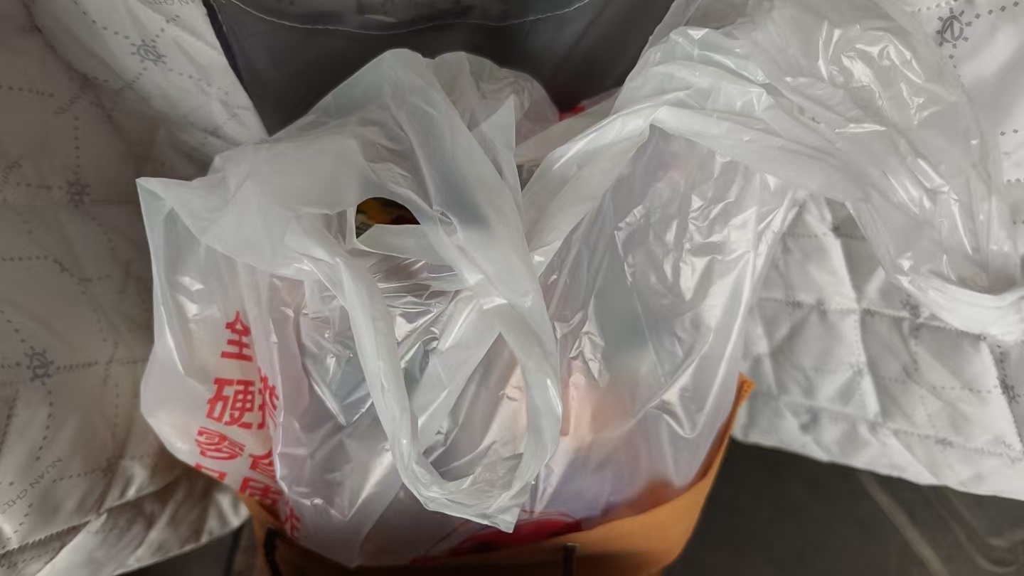 我在上课的时候，女朋友偷偷又来送零食
