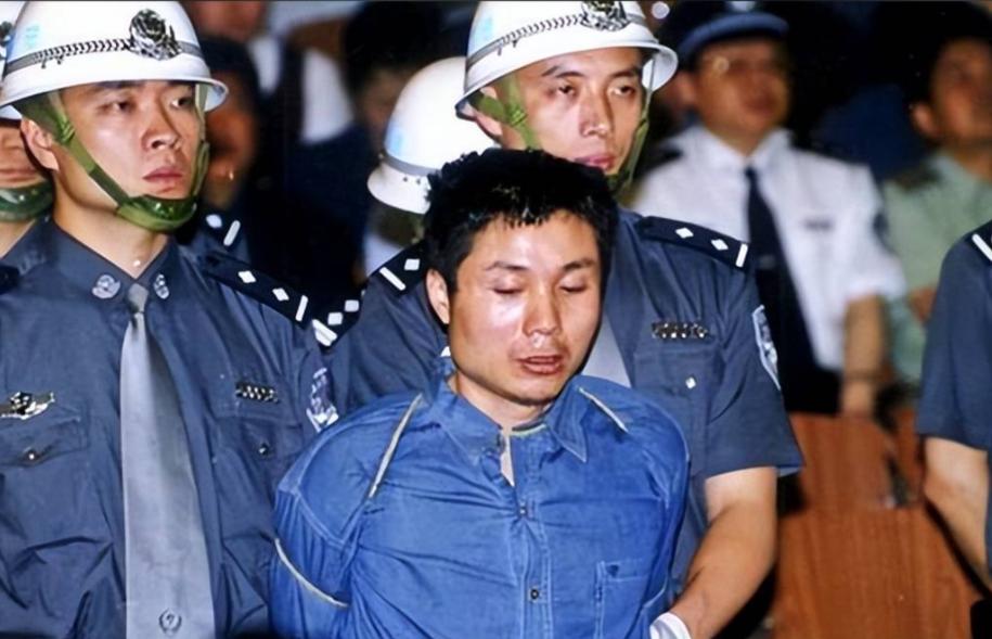 2001年5月20日清晨，当法警手持警绳出现在监舍门口时，张君刚刚吃完一盒方便面