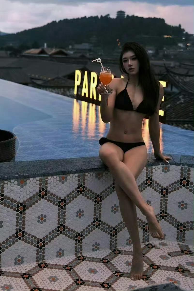 吴艳妮晒泳装。

顶级运动员的肌肉线条身材比例毋庸置疑，毕竟成绩已经筛选出来了最