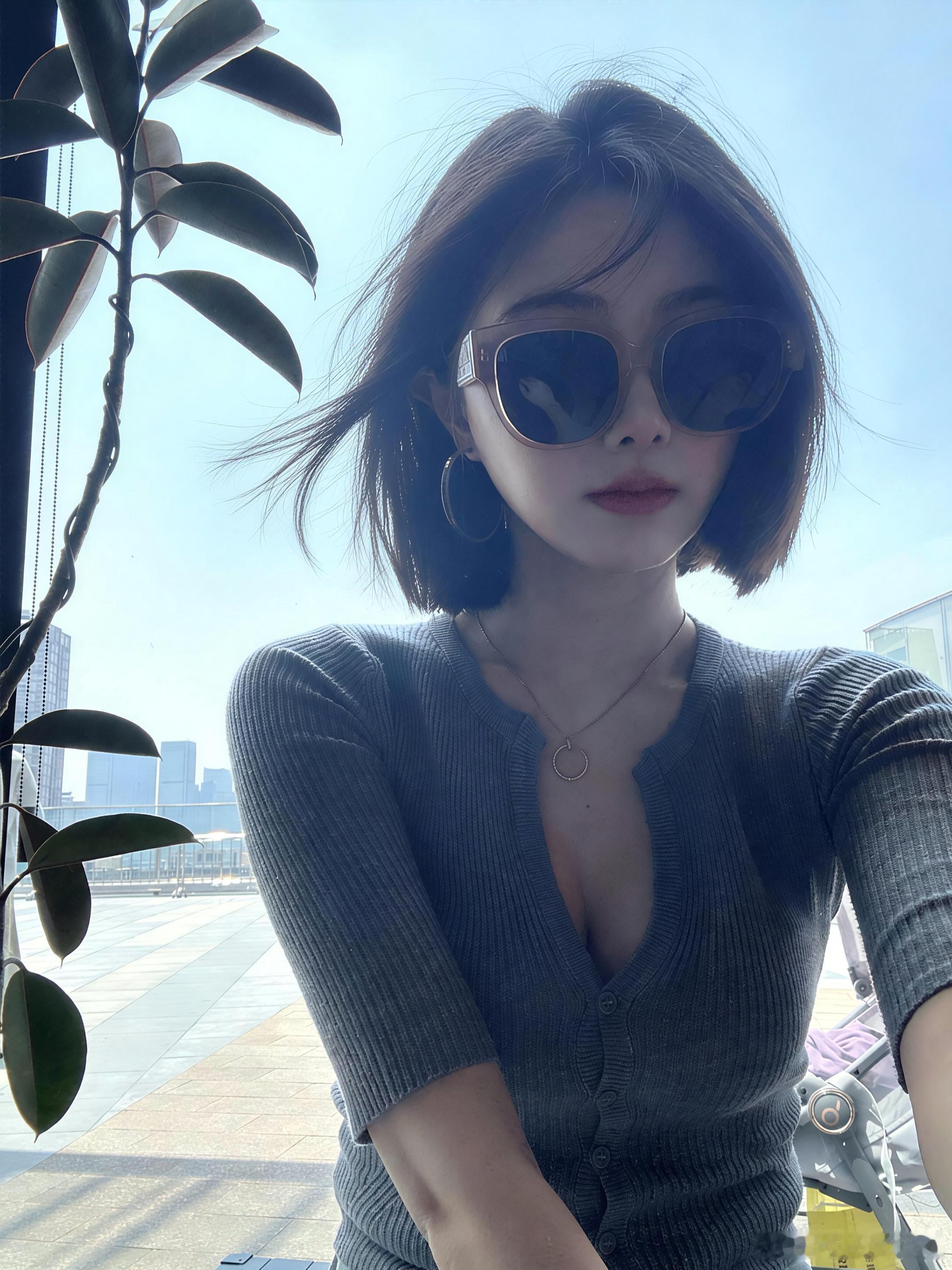 短发也挺好看的 但是好多人更喜欢黑长直不过自己喜欢就好啦
