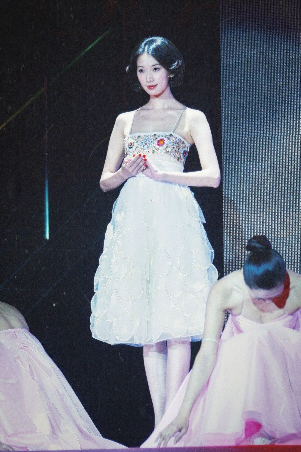 嗑颜bot 林志玲  遗世而独立。 