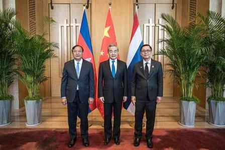 泰柬彻底撕破脸！3000 亿油气资源抢红了眼，政客拿民族主义捞选票坑惨百姓？对比