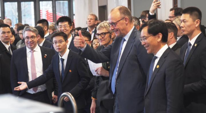 默茨访华最后一站结束后，对身后一众企业家说了一句话......

他说：我要求你