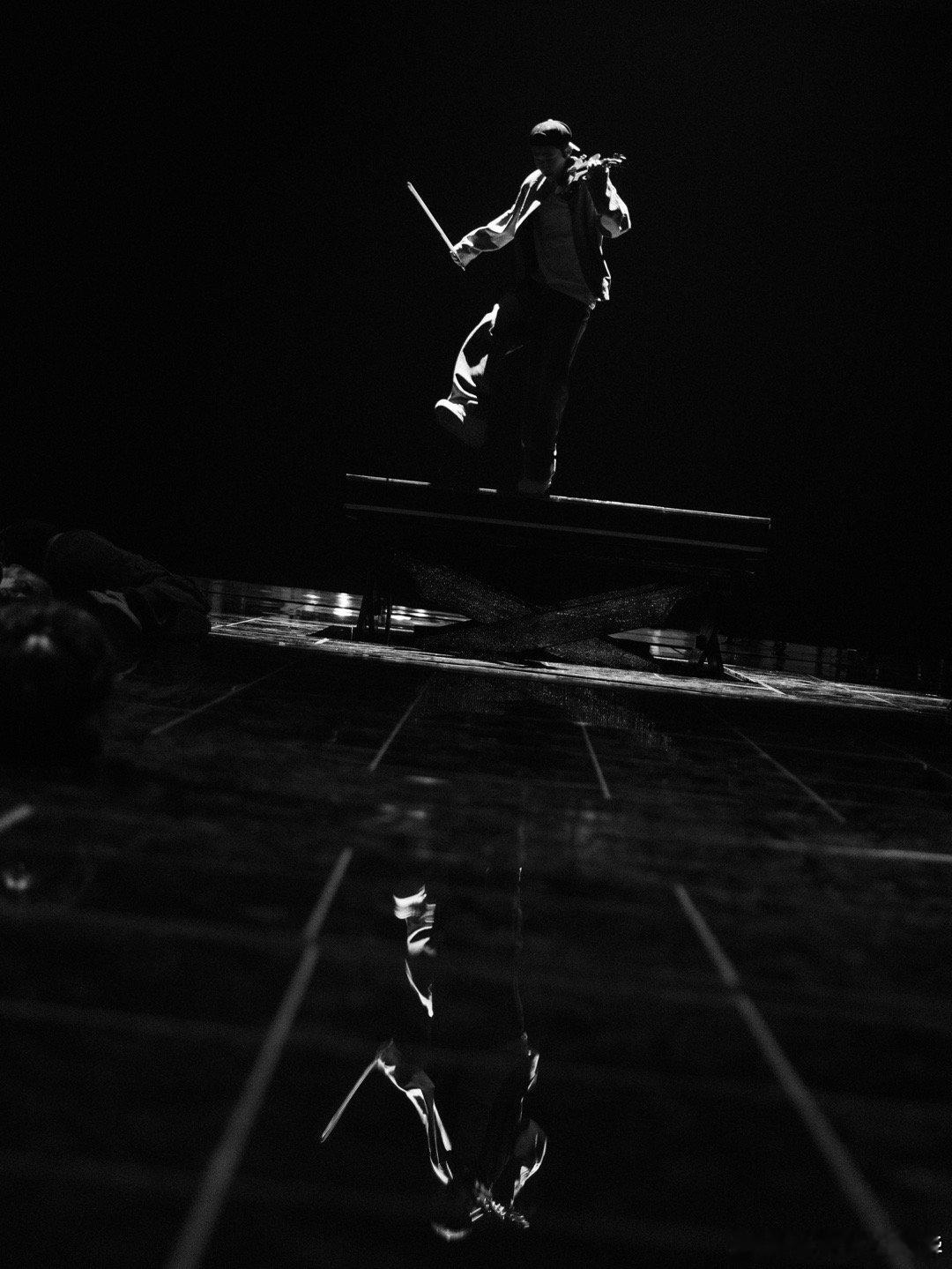 刘宪华又杀回东方卫视了 全能王者归来！刘宪华携全新姿态登陆东方跨年，“一人一乐队