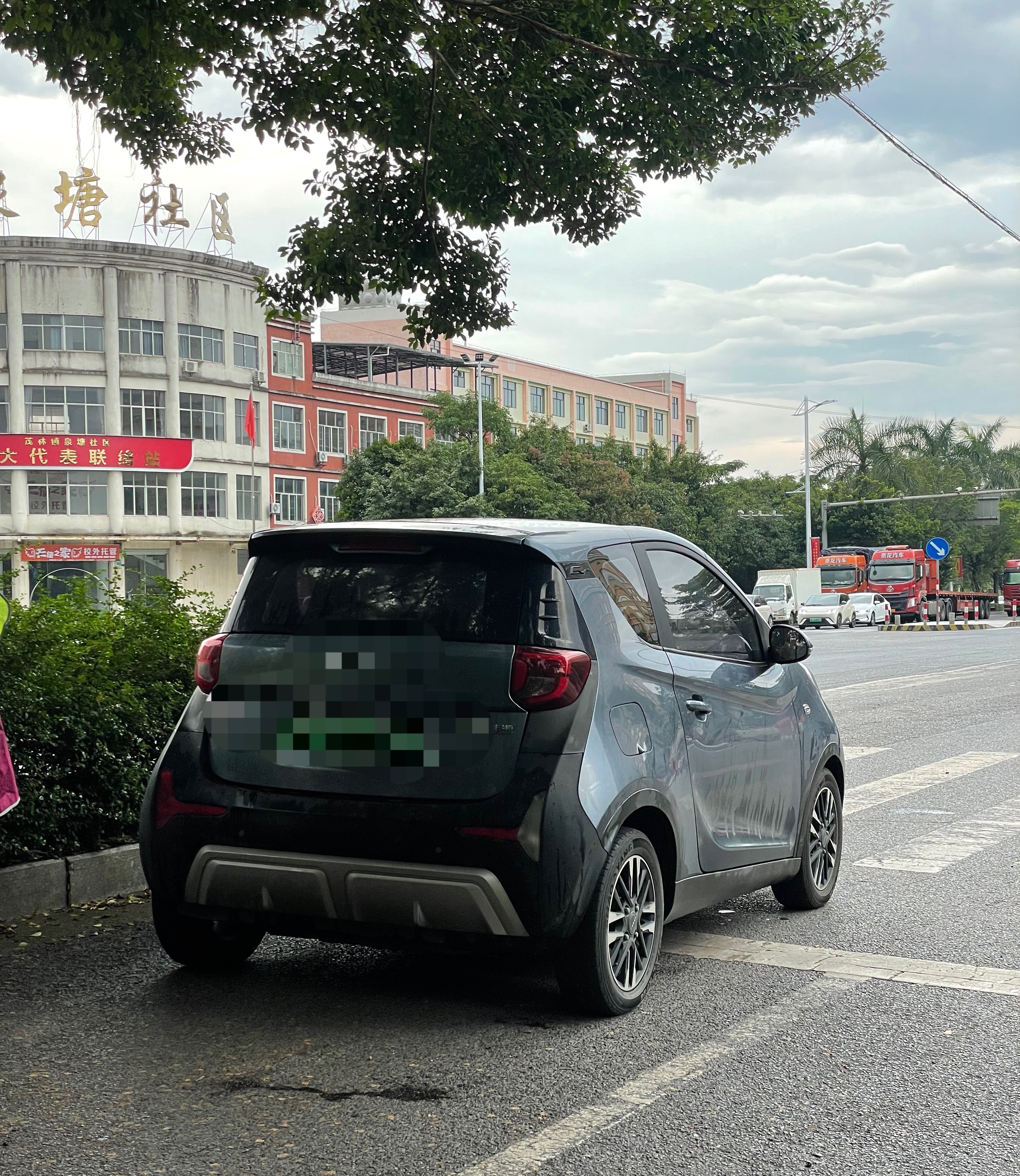 7月23日，网友反映：玉林秀水路口汽车走非机动车道有多严重。这路口的交通也是乱，