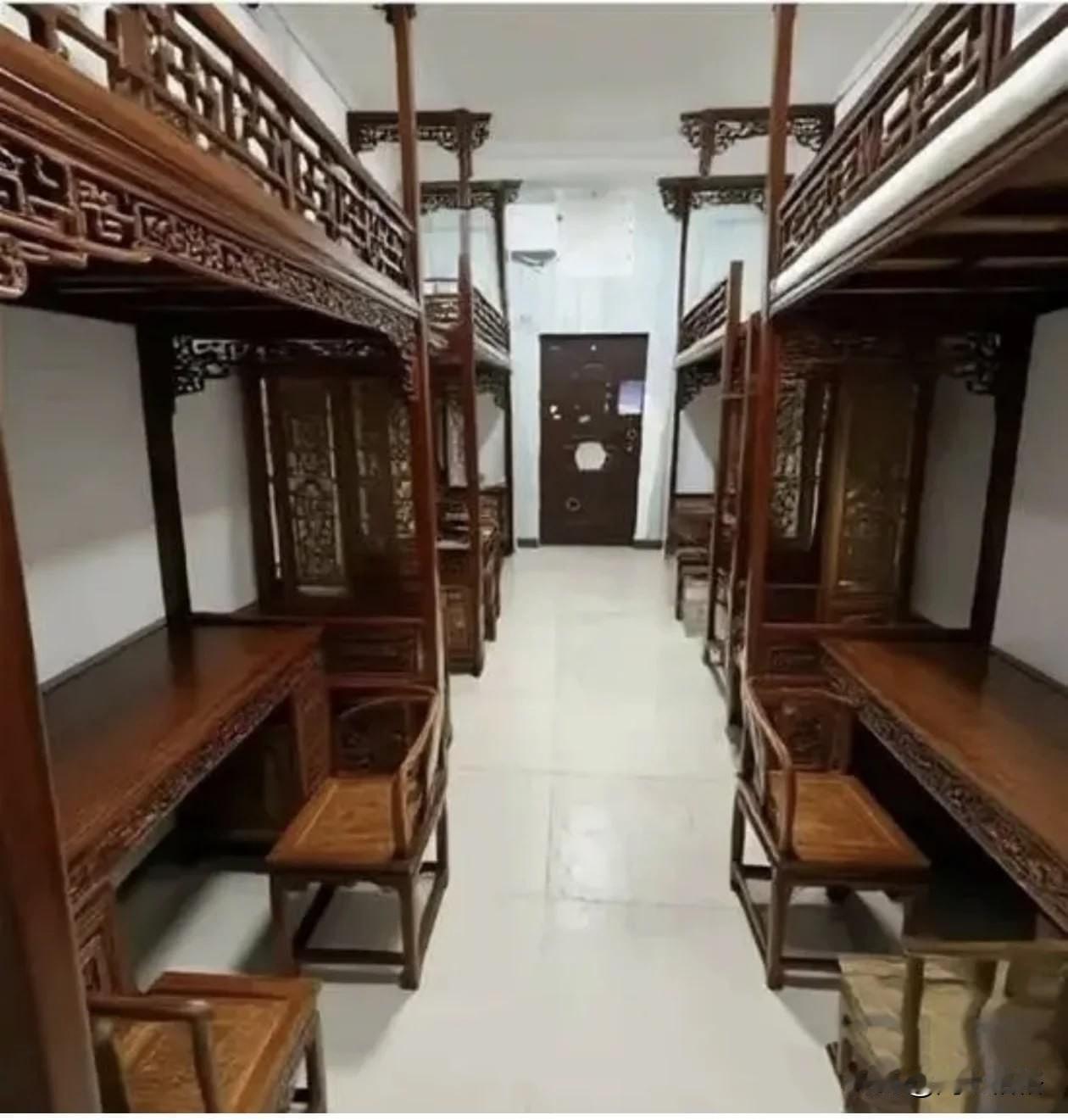 六点起来就得去给辅导员和班主任请安