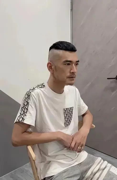 这是文松吗？寸头造型太酷了！