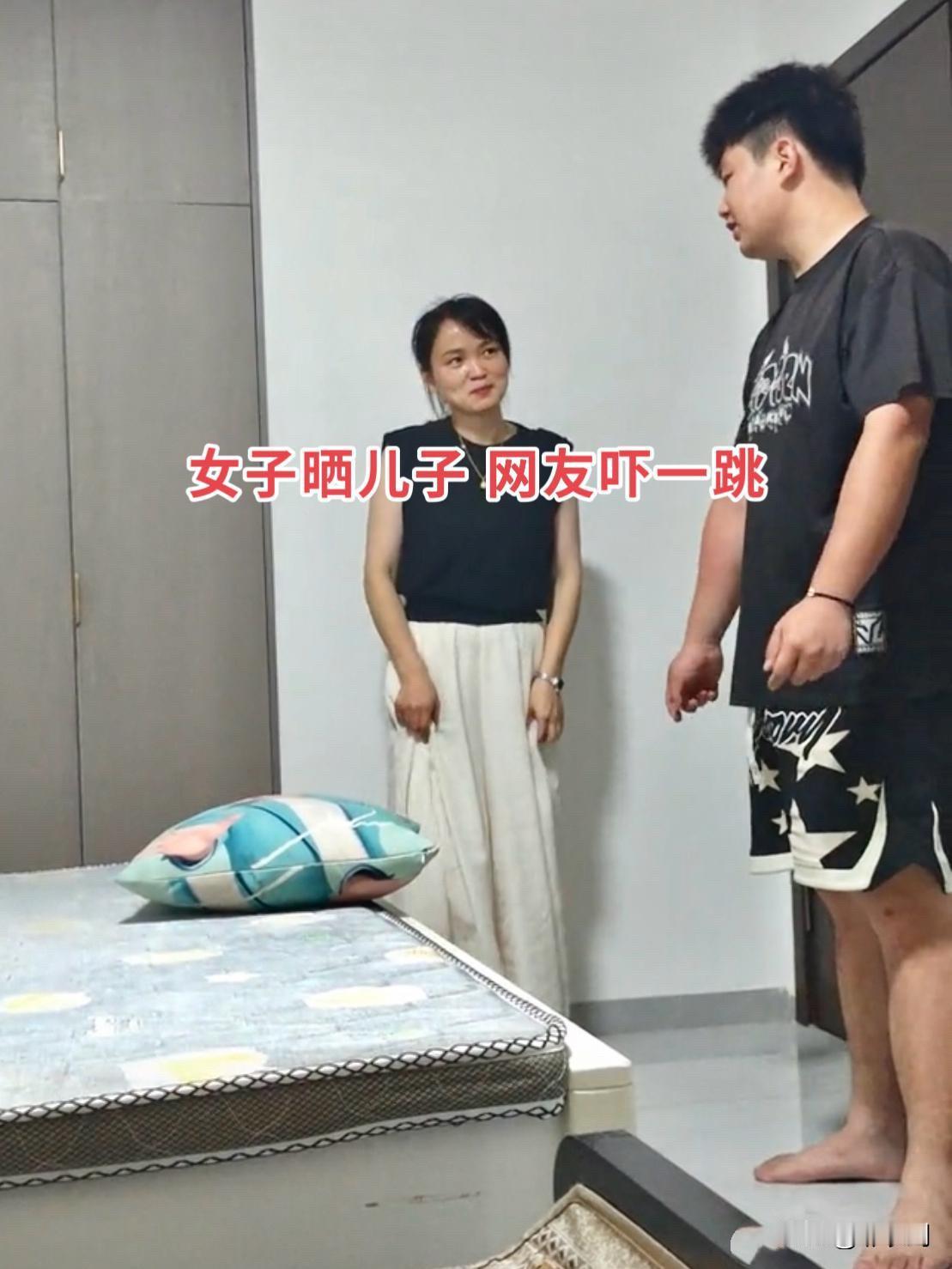 刚刷到一个争议挺大的视频。一位37岁的妈妈，平时就爱拍点家里的日常。儿子今年19