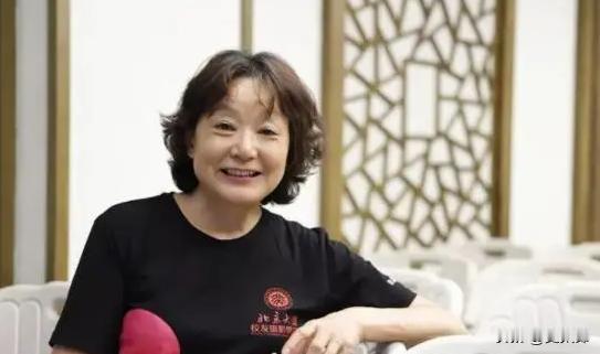 1977年，恢复高考后的第1位女状元，语文差1分到满分，49年过去了她过得怎样？