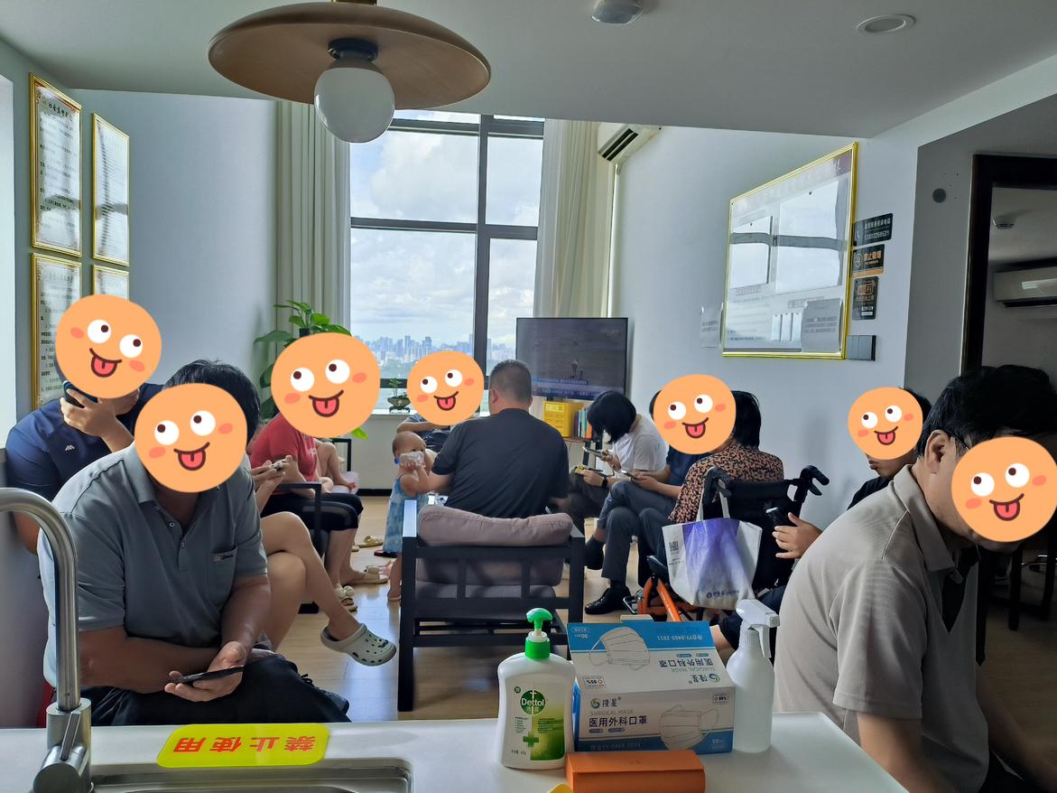 山不在高，有仙则名。
水不在深，有龙则灵。
诊所虽简，人人来人往。
或有抱恙稚子