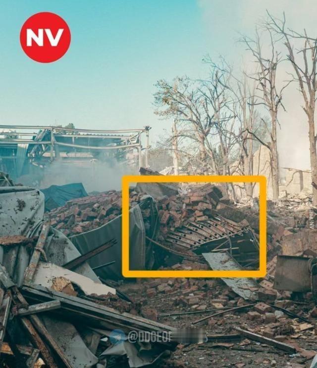 乌克兰这次不小心露馅了，俄军导弹猛烈打击基辅以后，乌克兰媒体NV最先放出现场实拍