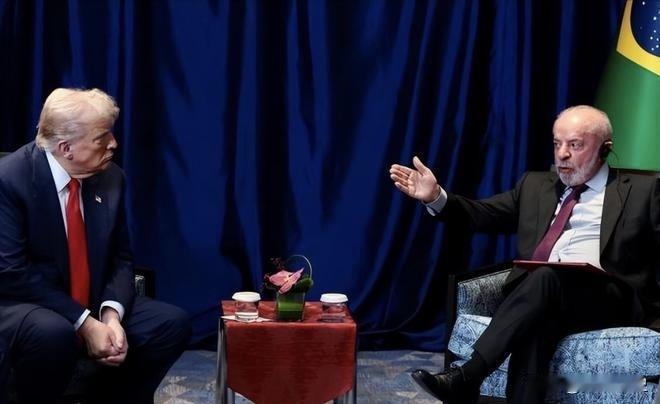 刚才看到一个视频巴西总统卢拉在与美国总统特朗普会晤时，全程翘着二郎腿。
温读历史