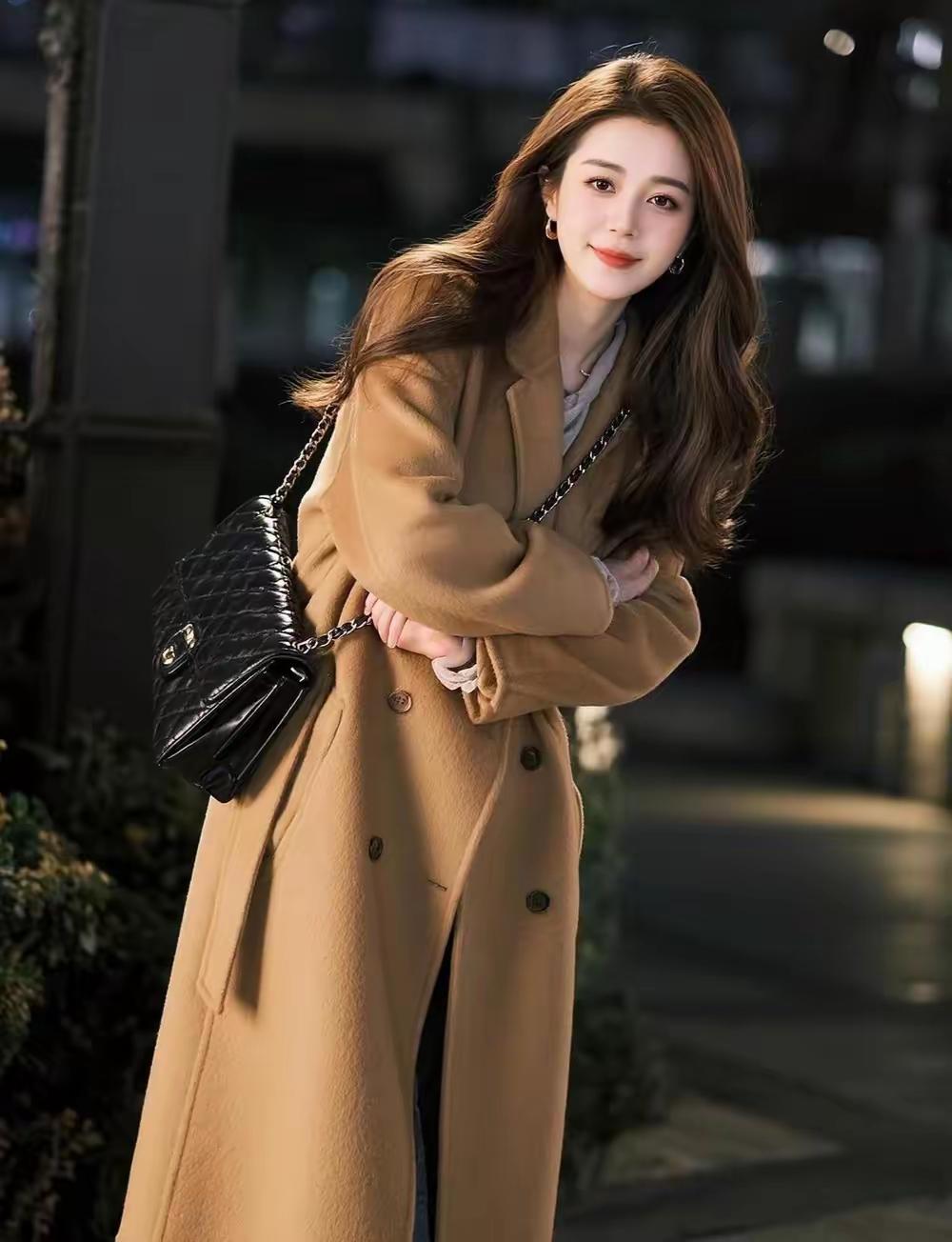 人到中年，最让人心里发堵的是啥？不是眼角悄悄爬上细纹，而是一个人坐在深夜的沙发上