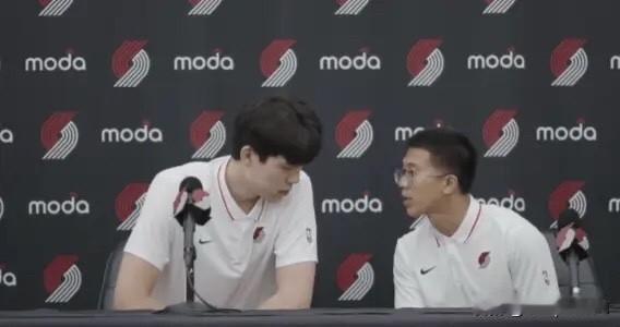 美媒Clutch Points转发了杨瀚森的采访视频。

开拓者新秀杨瀚森在被记