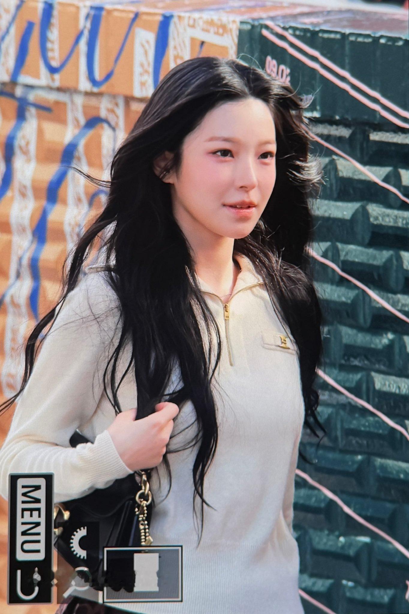 白知宪[超话]  🐳蜜罐甜心白知宪 261019 COACH站台 饭拍预览cr