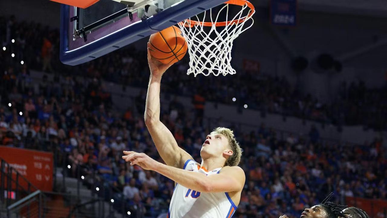 杜克大学以67比66险胜了佛罗里达大学。佛罗里达大学先发大三锋线托马斯-豪（Th