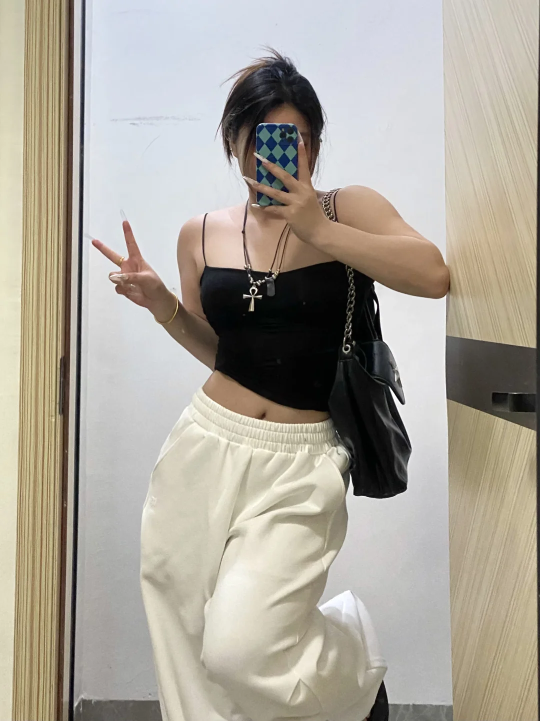 大方欣赏自己的微胖身材