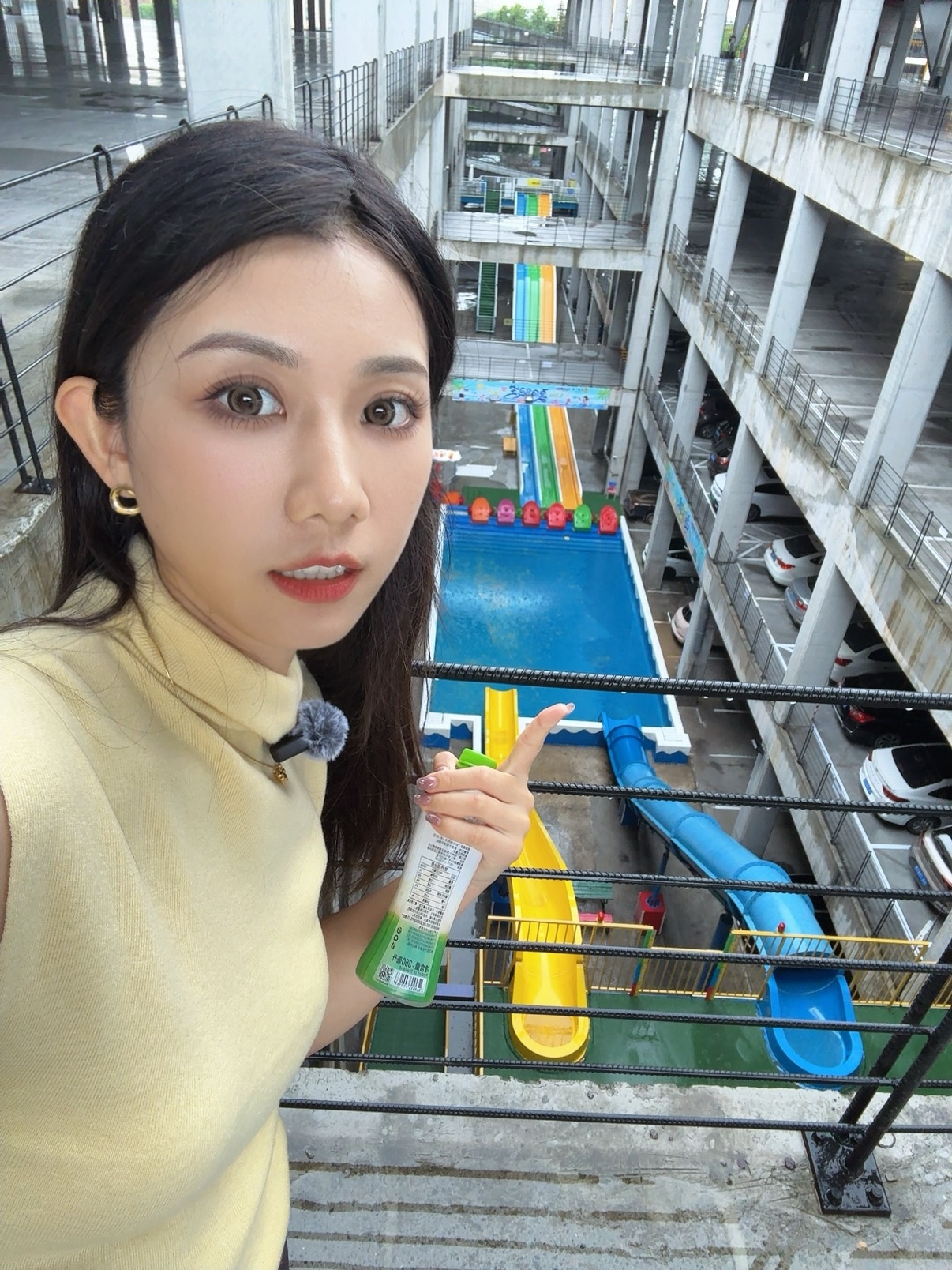 今天重庆一直下雨，找了一个停车楼拍摄！结果这个楼好有意思，它中间做了个大滑梯，你