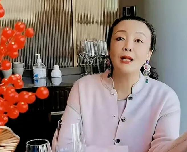 张兰不喜欢大S，但借助热度赚得盆满钵满，还在直播间各种diss；一开始就不同意张