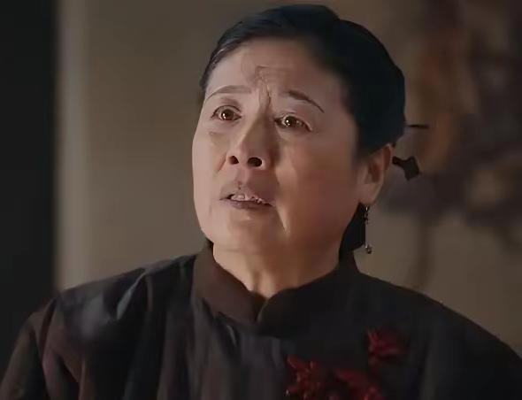 追剧《灼灼韶华》 饰演褚韶华母亲的演员叫张英，张英是国家话剧院一级演员，她的代表