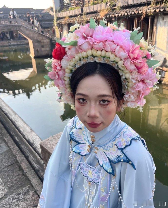 网友去西塘古镇碰见新手化妆师，簪花妆造被她化成了这样 