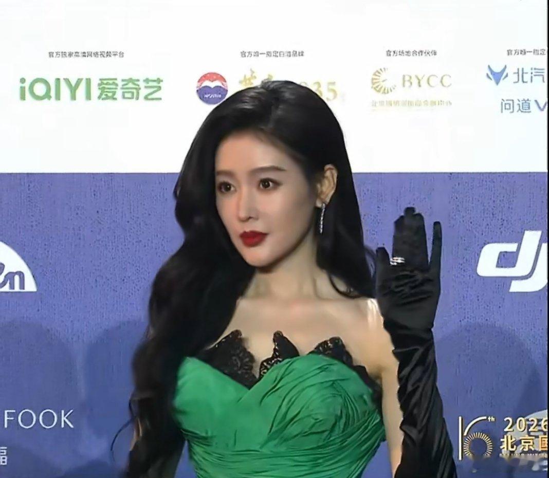 张天爱美成啥了一出场就惊艳全场，绿裙红唇大波浪氛围感封神，体态颜值双绝张天爱绿裙