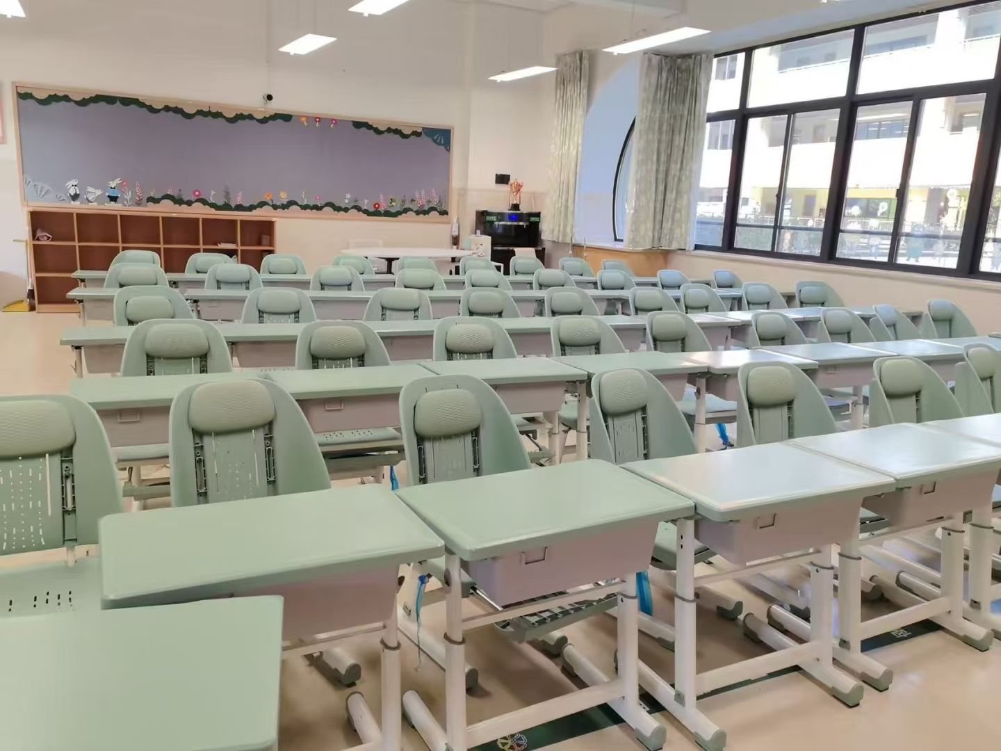 自家孩子趴桌睡为何给别人捐躺椅自家孩子每天在学校趴着桌子午睡，颈椎、手臂都不舒服