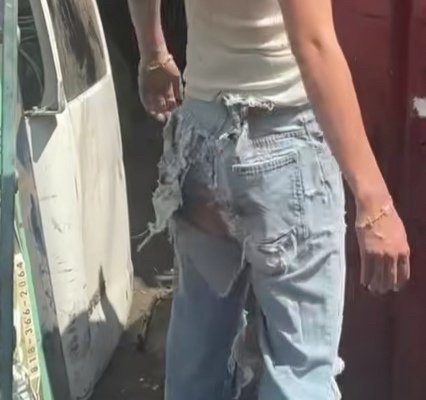 蔡徐坤裤子不是蔡徐坤 你到底想干嘛！这裤子真的有点 前 卫了，哈哈仔细一看简直就