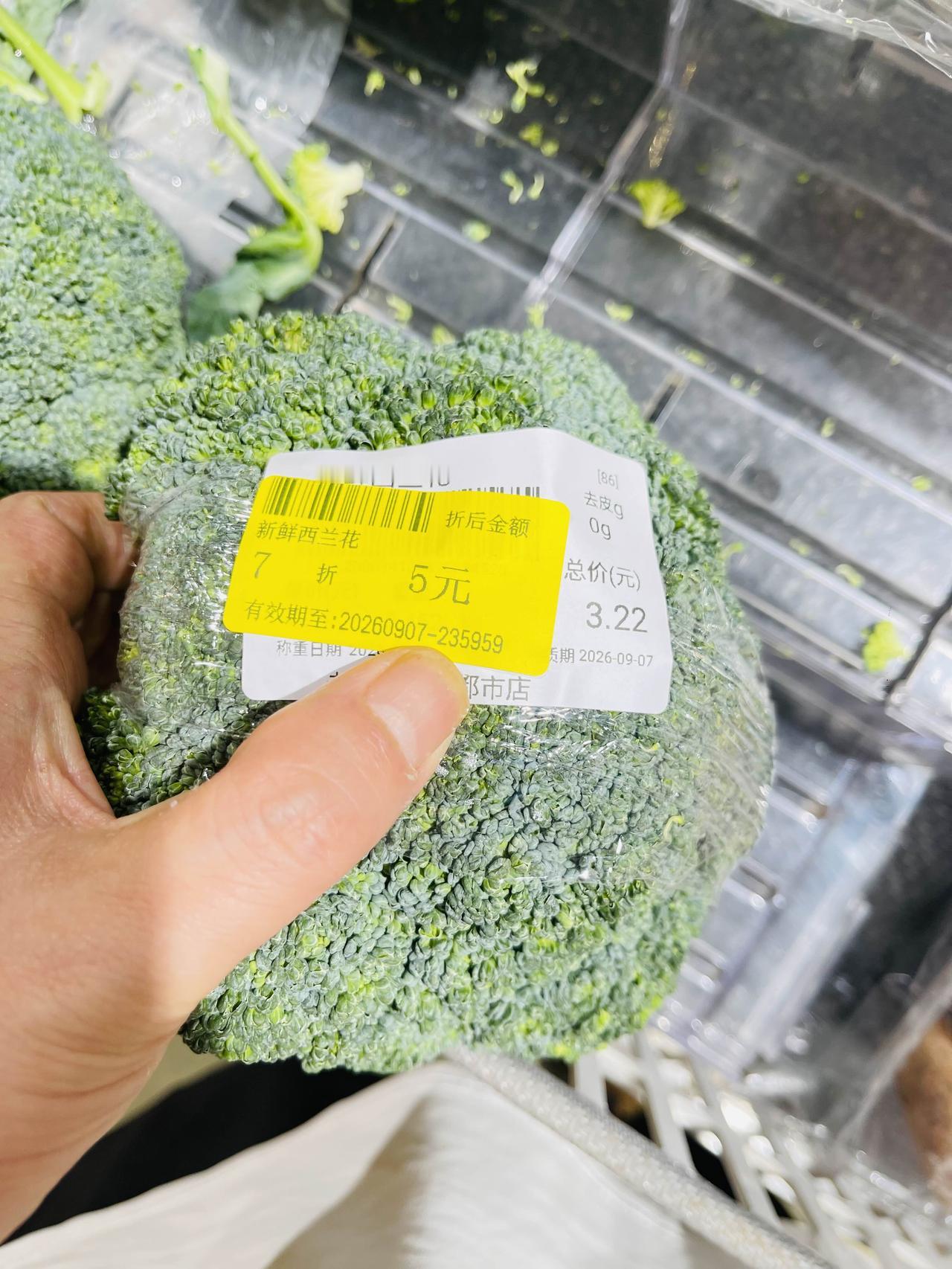 大家逛超市购买打折商品的时候一定要注意啊！有些商品看着贴上了打折标签，但是这价格