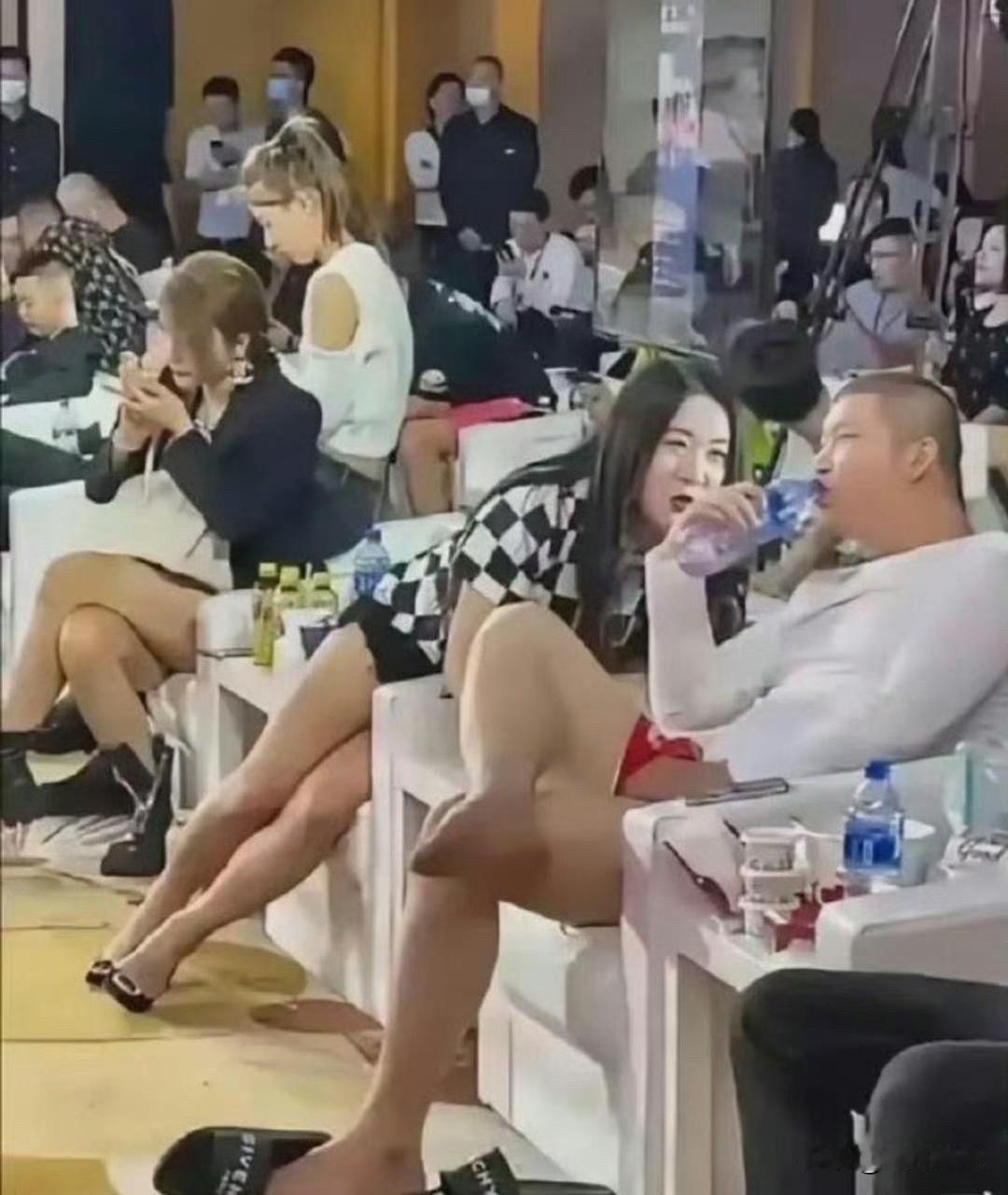 某些网红哪怕在公共场所也是坐没坐相站没站相。但就这样不妨碍他们仍然有几百甚至上千