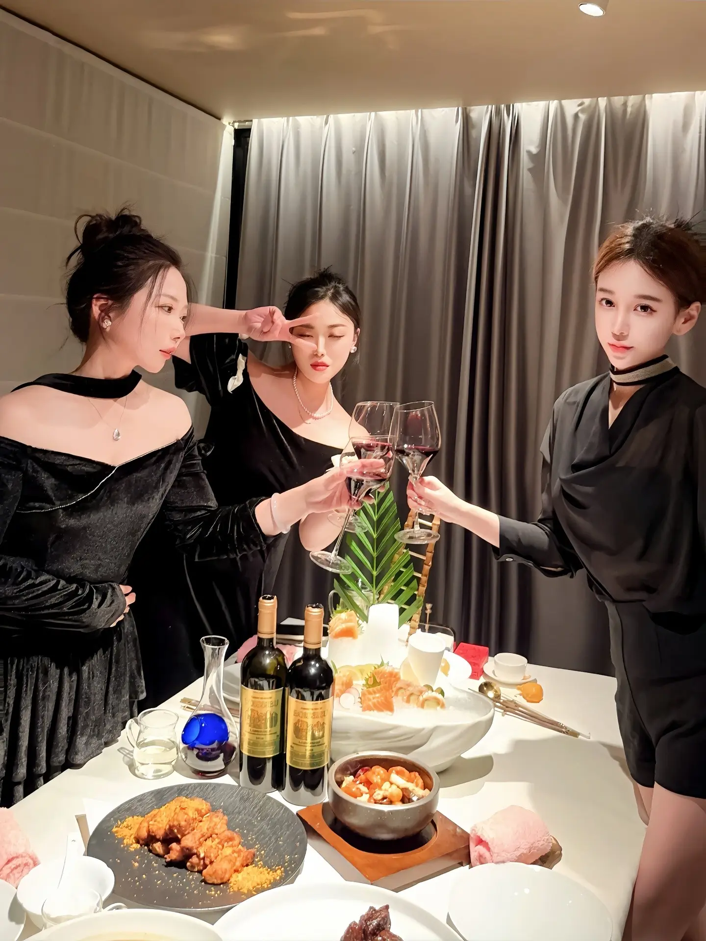 希望圣诞老公公能把你装进袜子里送到我枕边。