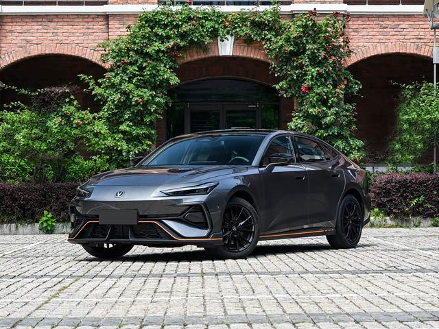 长安UNI-V混动版上市，限时价10.99万起！综合低至4.28L/100km，
