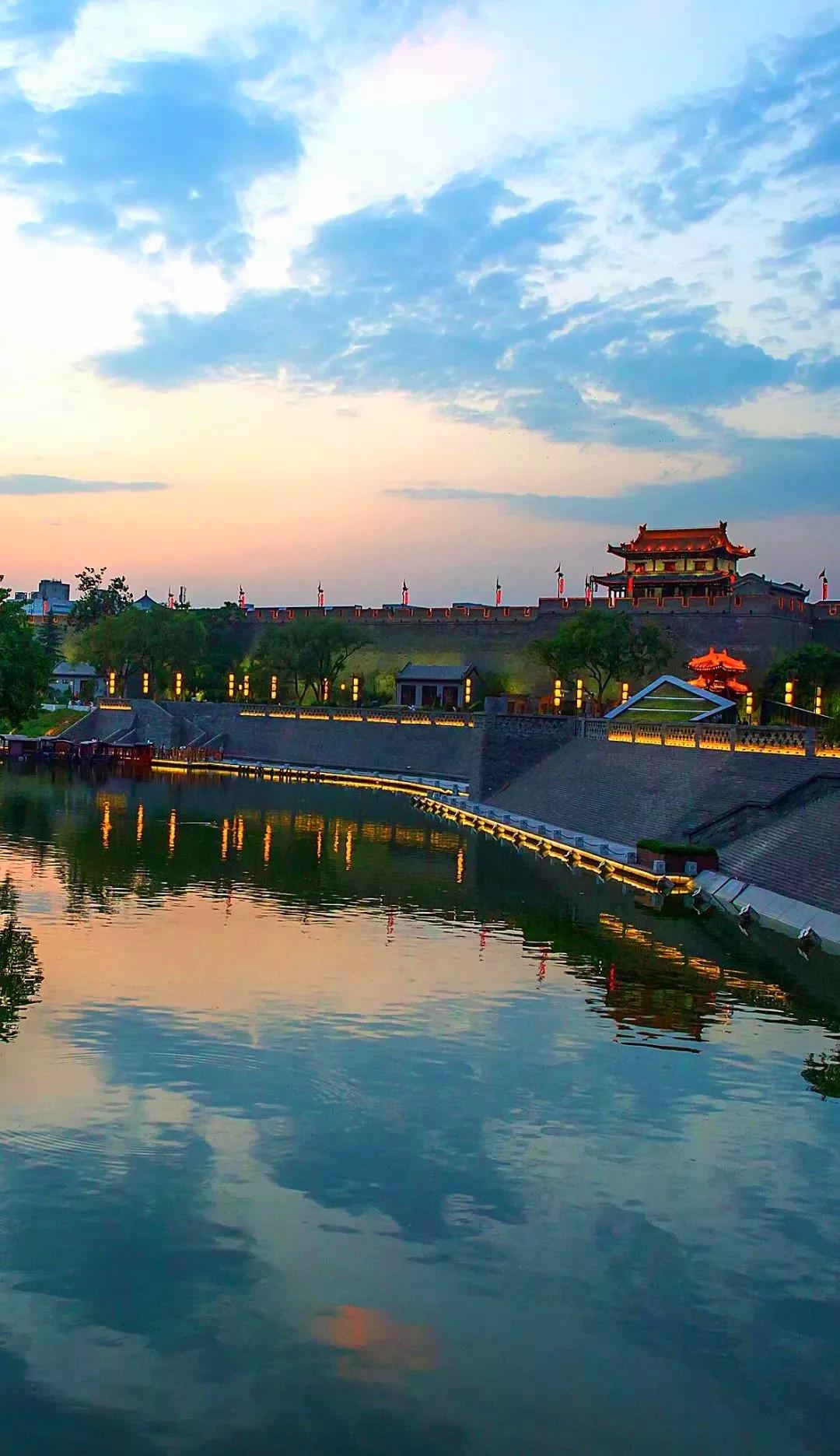 今日立春，西安城墙的春意悄然萌动。护城河碧波微漾，惊醒一池鸭影，它们悠悠游过千年