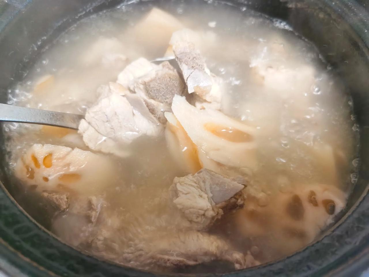  晚餐在家这样吃，简单干净，少油少盐，适合养生。莲藕龙骨汤、蒸水蛋、清炒油麦菜和