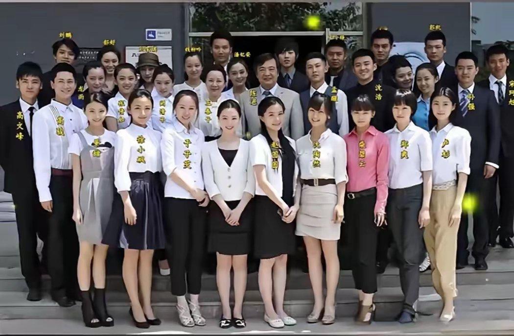 2011年北京电影学院07届表演班的毕业合影。这个班盛出的就是颜值出众的大美女啊