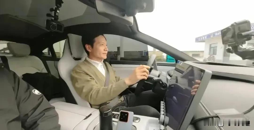 小米su7这个屏厚度还有谁？
车载电子屏，智能驾驶乐无穷。但是小米这个屏幕这么厚