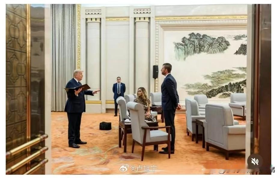 新照片曝光：访华期间，特朗普在国宴前跟儿子和儿媳演练自己的演讲。
	
特朗普来中