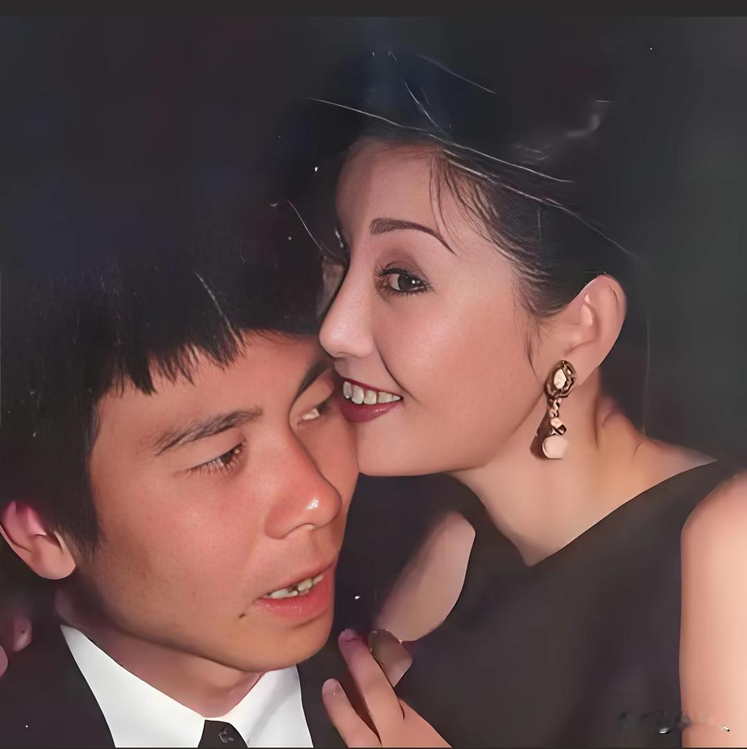 早年冯小刚和徐帆出席晚宴活动时，徐帆亲昵地靠近冯小刚耳边，面带笑意。冯小刚神情略