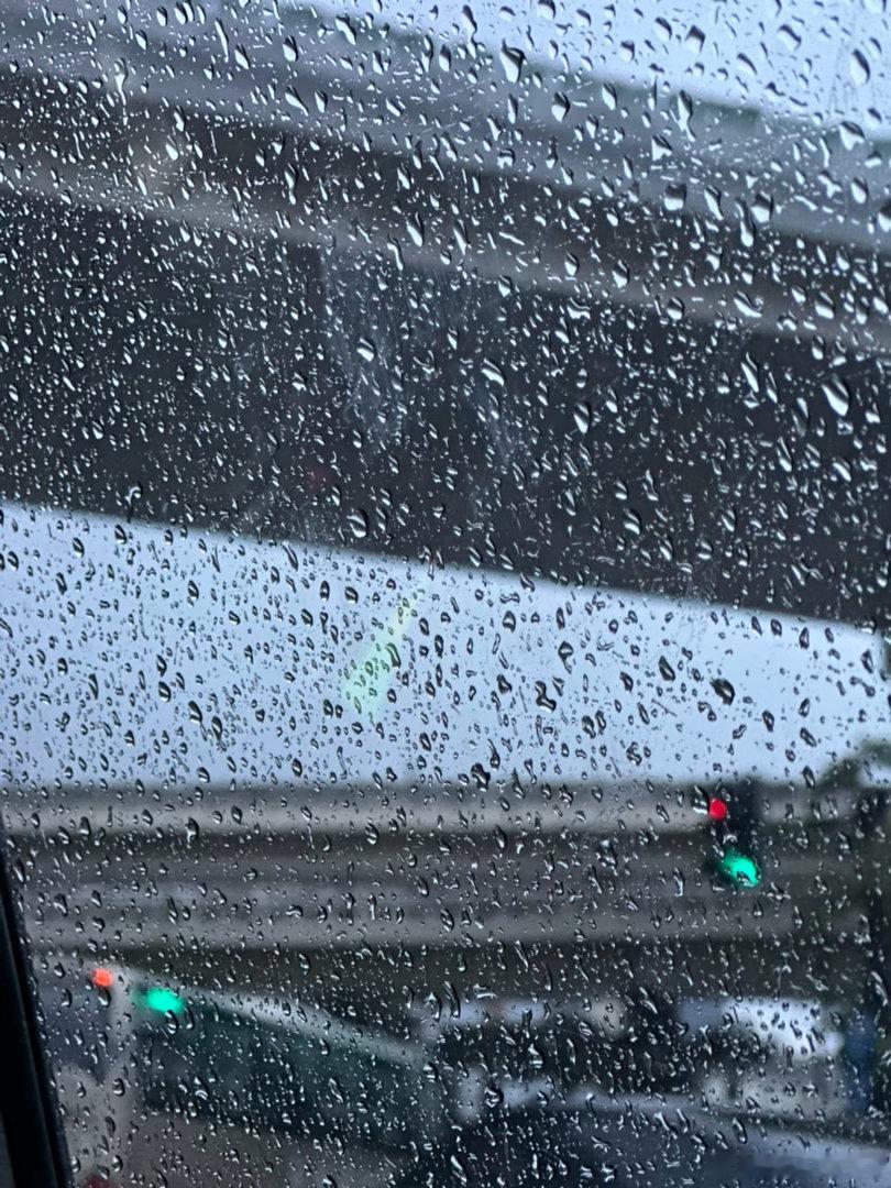 雨，别在这下了，下到隔壁浙江宁波去吧，那里伞大 