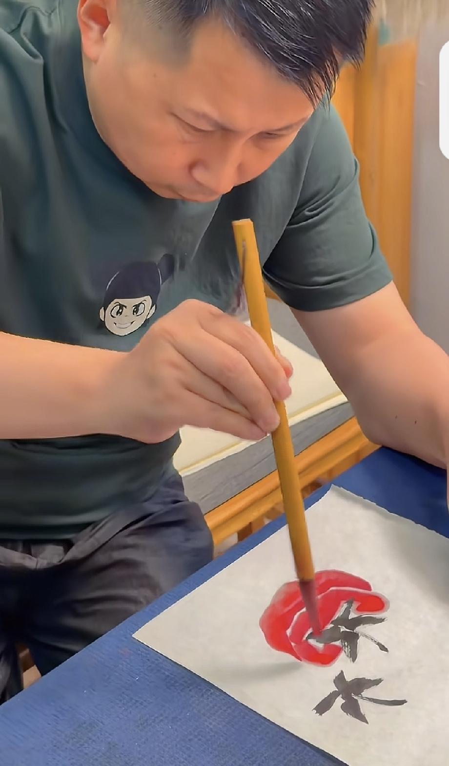 退出德云社的几位中，就数何云伟的日子过得惬意。

除了自己的本职工作，每日品品美
