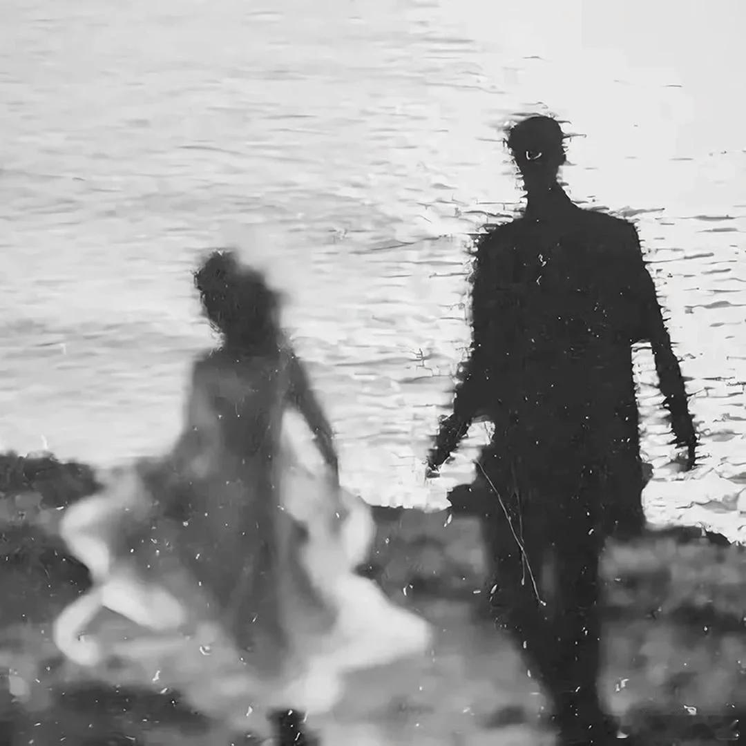 情感文案  朝朝暮暮盼情长，未料相逢梦一场，往昔欢颜心底刻，如今孤影泪中藏，千般