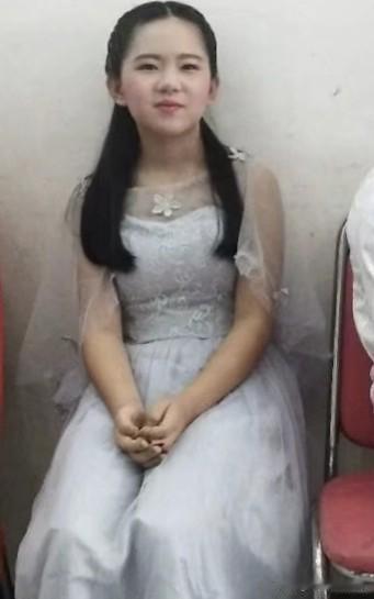 我那傻大女儿给我们母女三人各买了一把防身刀，还没派上用场，反倒划伤了我自己，气得