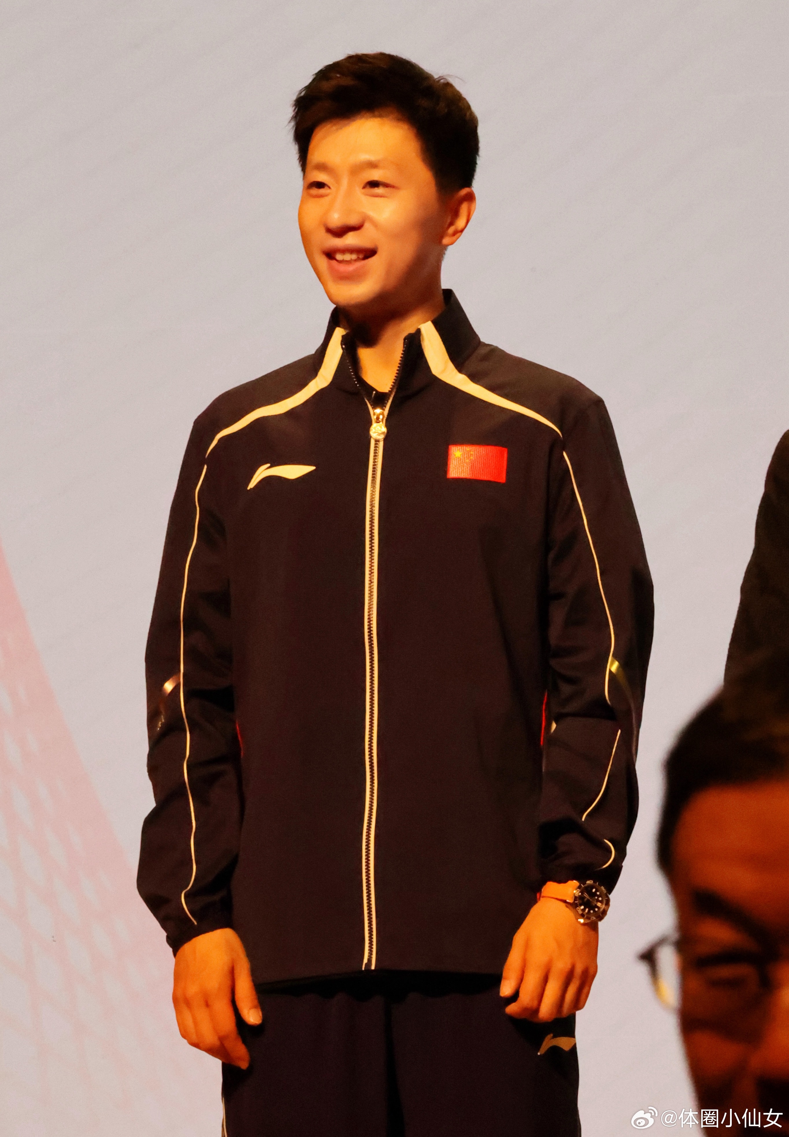 马龙和霍启刚郭晶晶夫妇在港理工合影！马龙受霍启刚邀请，出席港理工研讨会！依旧是意