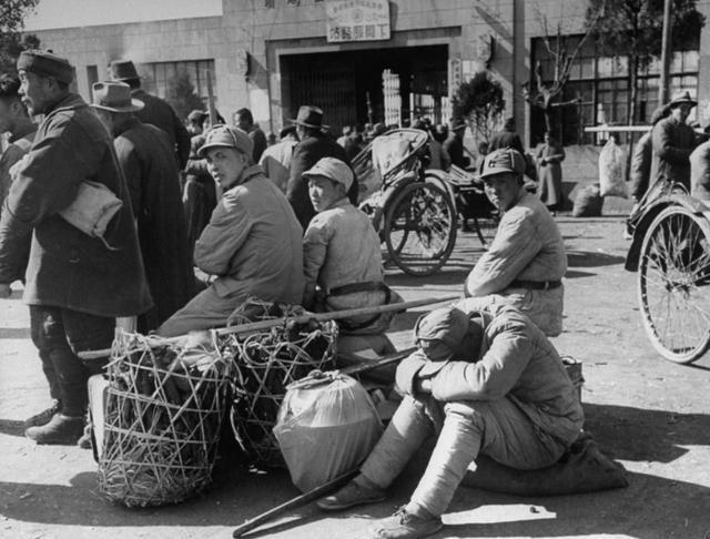 1983年，台湾老兵柳卓寿以旅游为借口，从台湾前往美国、日本等国，最终回到了他出