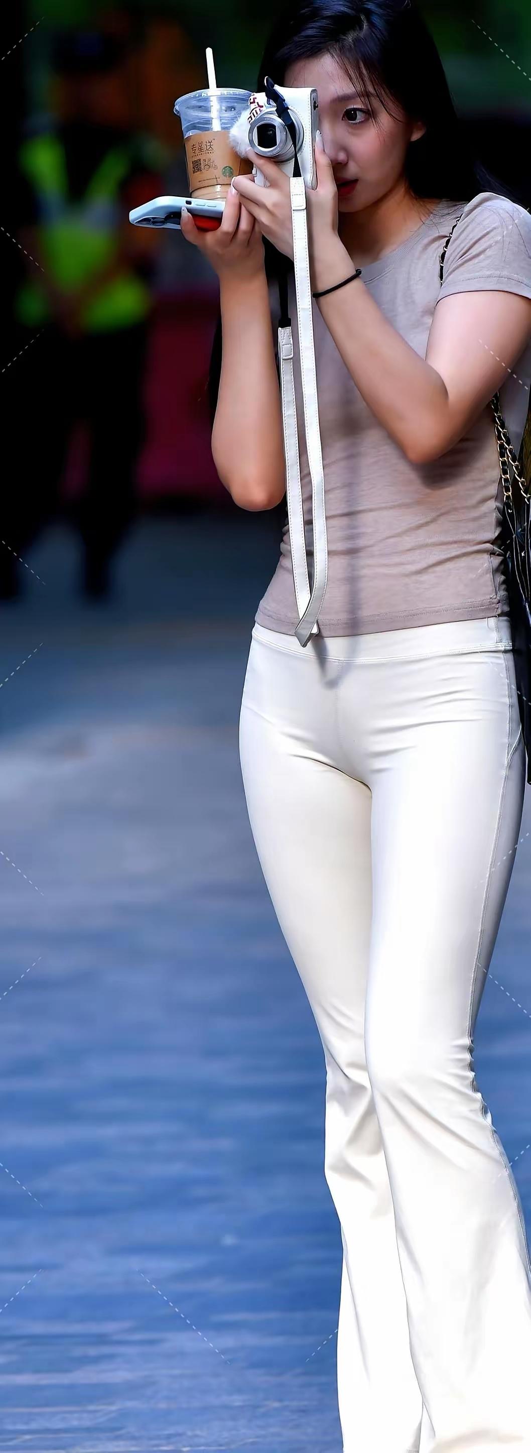 元气少女街头自拍，奶茶在手，快乐加倍！📸🍵💕穿搭