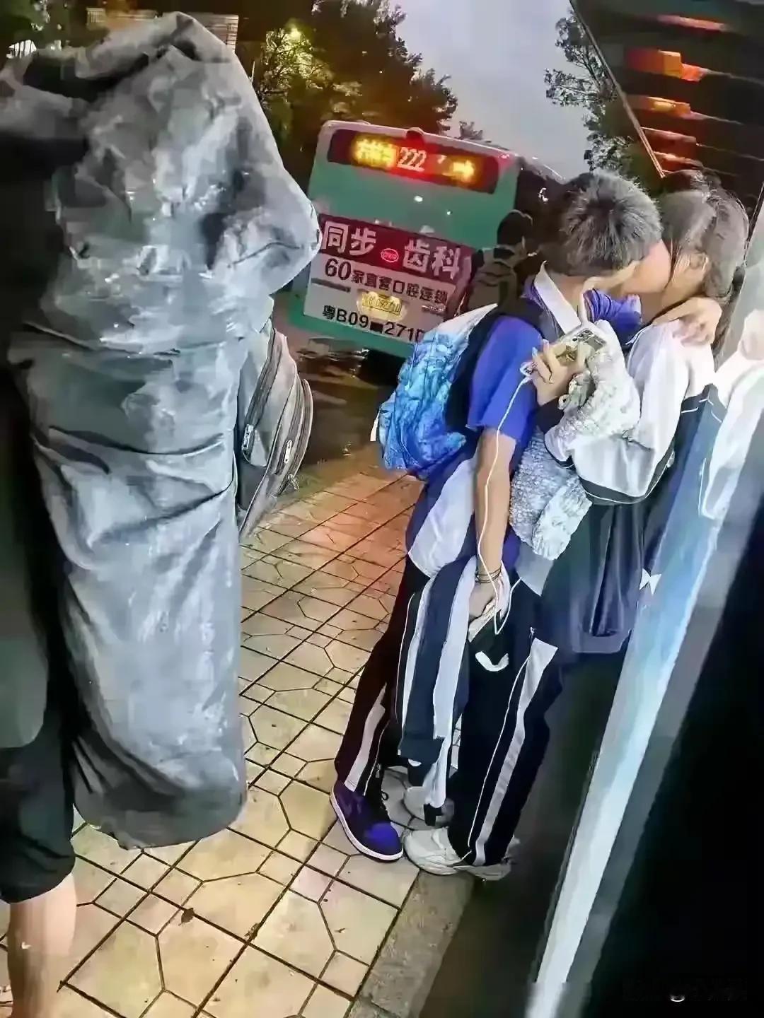 现在的小学生也太成熟了[捂脸]，想当年我们那会和女孩子说话都不敢[流泪]