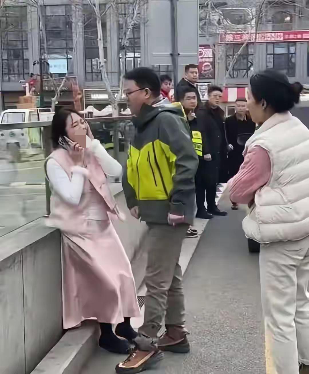 男子太过于冲动，白送给惹事女30000元
   扬州的一段拥挤的路上，大家都按部